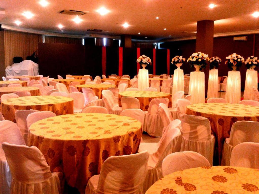 איפוה Paragon City Hotel מראה חיצוני תמונה